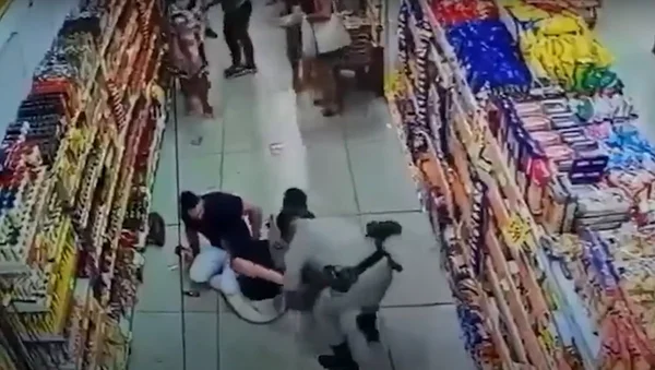GO: mulher se recusa a usar máscara, tenta esfaquear e morde PM; vídeo