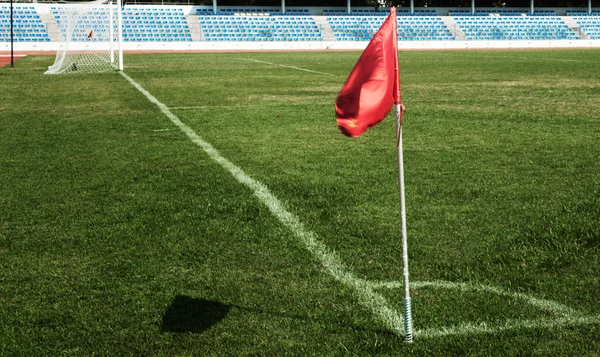 Campo de futebol com bandeirinha vermelha escanteio - Metrópoles