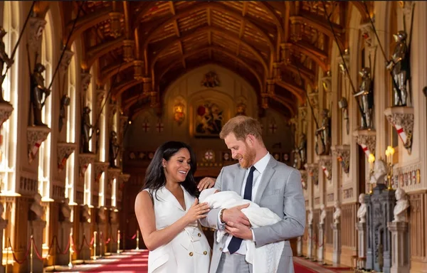 Meghan Markle e príncipe Harry compartilham fotos do bebê real