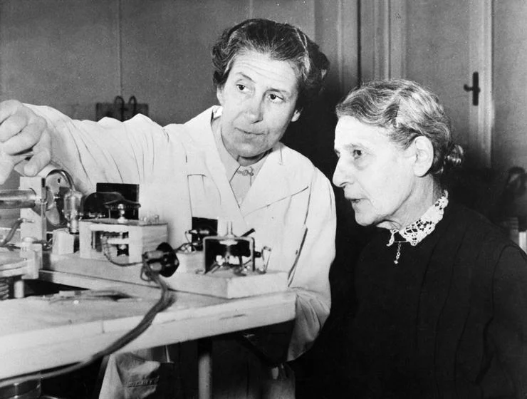 Judia, a física austríaca Lise Meitner fugiu do país por conta da perseguição antissemita. Lise, que trabalhava com o químico Otto Hahn continuou se correspondendo com ele para falar das pesquisas dos dois. Uma análise das cartas mostra que os dois descobriram juntos a fissão nuclear na década de 1930. Otto, que permaneceu ao lado dos nazistas, acabou ganhando um prêmio Nobel sozinho por seu trabalho e não deu os créditos à colega. Judia, a física austríaca Lise Meitner fugiu do país por conta da perseguição antissemita. Lise, que trabalhava com o químico Otto Hahn continuou se correspondendo com ele para falar das pesquisas dos dois. Uma análise das cartas mostra que os dois descobriram juntos a fissão nuclear na década de 1930. Otto, que permaneceu ao lado dos nazistas, acabou ganhando um prêmio Nobel sozinho por seu trabalho e não deu os créditos à colega.
