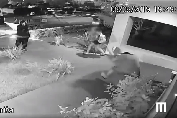 Vídeo mostra momento em que homem leva quatro tiros em Águas Claras