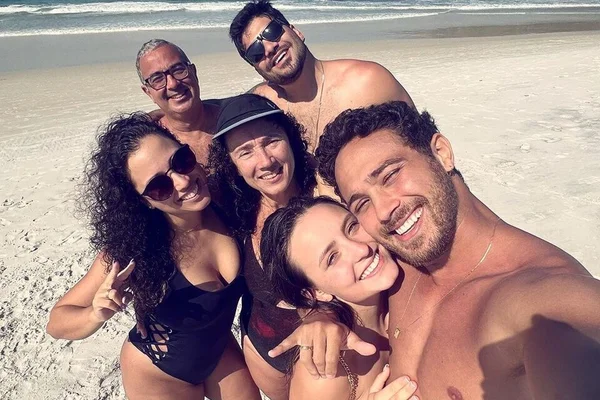 Família de André Luiz Frambach na praia - Metrópoles