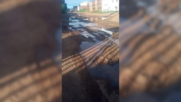 Imagem de uma rua cheia de poças de lama - Metrópoles