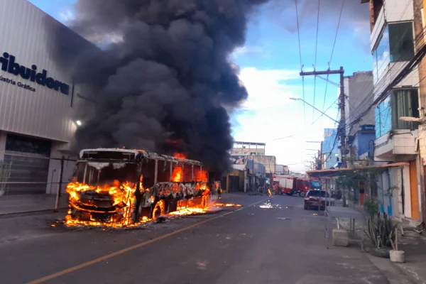 Imagem colorida mostra ônibus pegando fogo na Bahia - Metrópoles