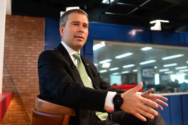 Presidente do BRB, Paulo Henrique Costa gesticula em fala durante entrevista na redação do Metrópoles. Ele é branco, tem cabelo liso, curto e grisalho e usa terno, sentado - Metrópoles