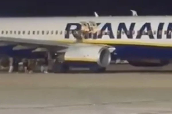 Alarme falso de incêndio em avião causa pânico e deixa feridos - Metrópoles