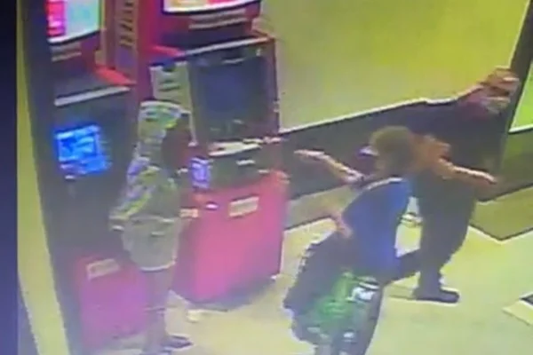 Vídeo mostra momento em que estudante diz ter sido vítima de racismo
