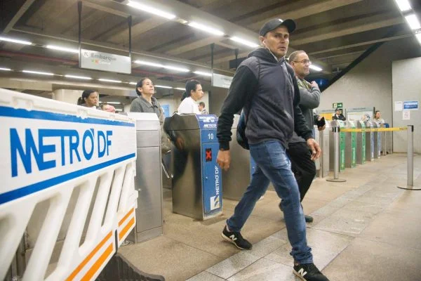 Passageiros entram na estação