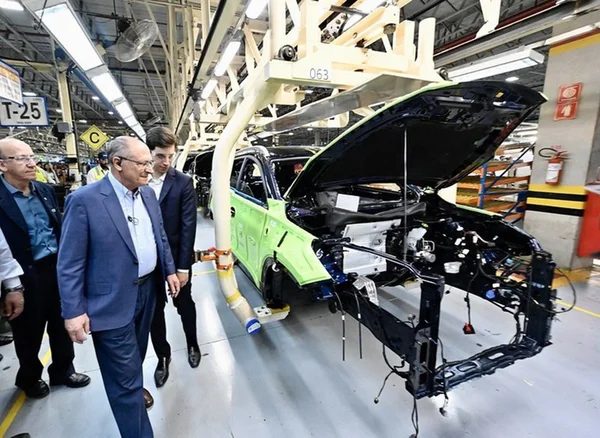 Imagem colorida de Geraldo Alckmin em fábrica