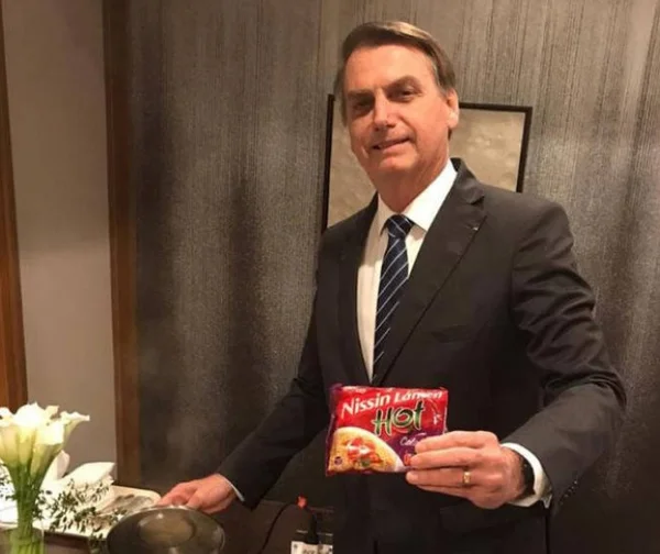 Jair Bolsonaro, enquanto ainda era presidente, ostentando um miojo