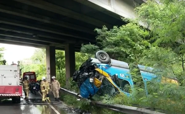 Van cai de viaduto na Linha Vermelha