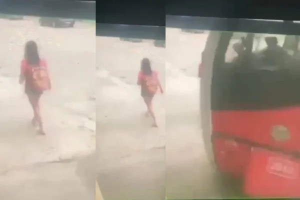 Foto colorida de mulher andando em calçada, com ônibus se aproximando - Metrópoles