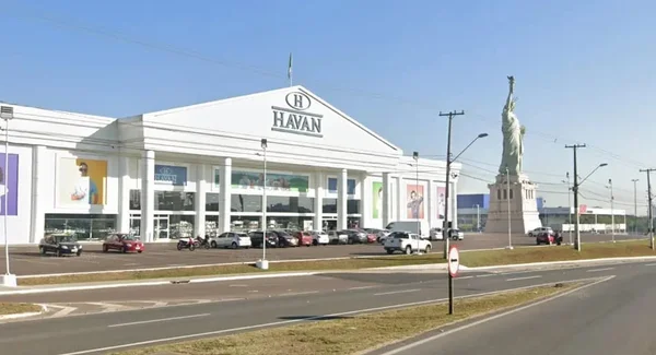 Imagem ilustrativa de fachada de loja de departamento Havan em Curitiba, de dia - Metrópoles