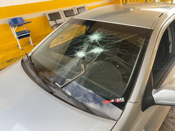 Em ataque de fúria, motorista destrói carro com chave de roda. Vídeo