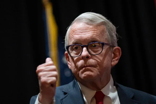 Imagem colorida mostra Mike DeWine, governador de Ohio - Metrópoles