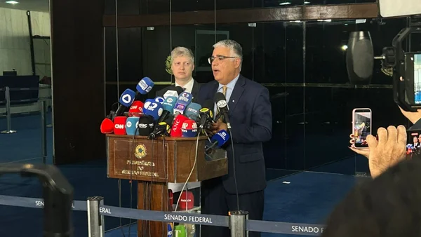 O deputado Marcel Van Hattem (Novo-RS) e o senador Girão (Novo-CE) em coletiva de imprensa sobre pedido de impeachment do ministro do STF Dias Toffoli