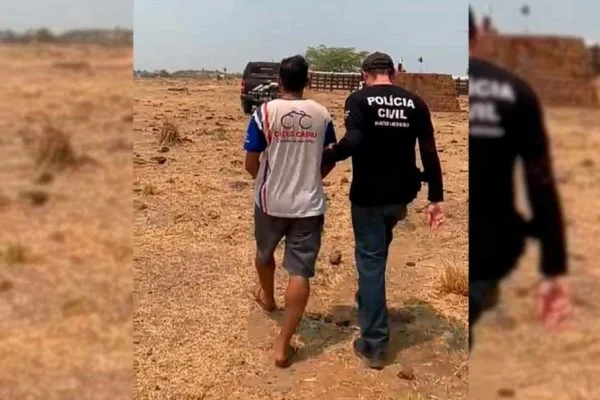 foto colorida de homem sendo preso pela polícia civil