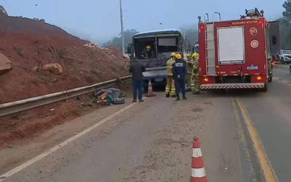 imagem colorida acidente onibus e caminhao deixa 2 mortos rs