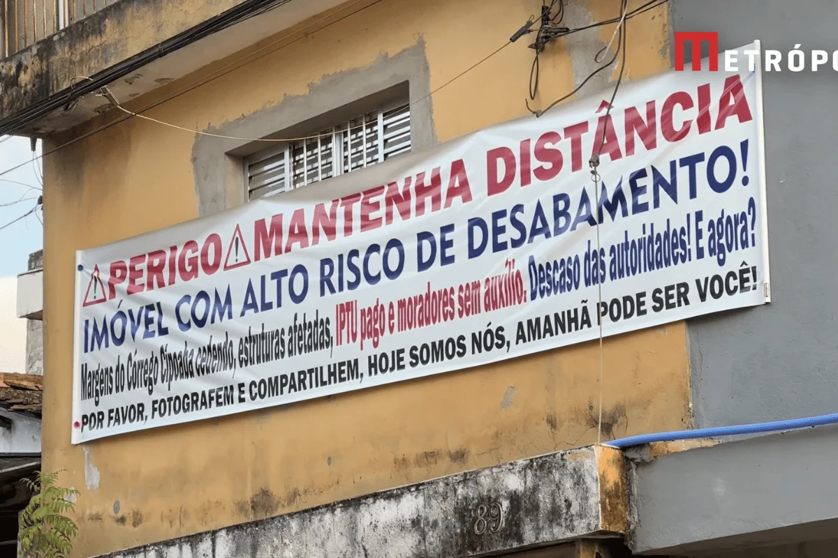 Moradores protestaram com cartaz pregado na parede