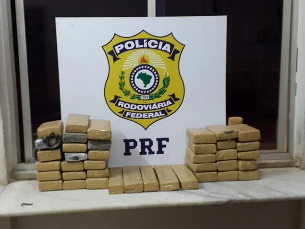 PRF apreende 35kg de maconha em ônibus na BR-020. Assista vídeo