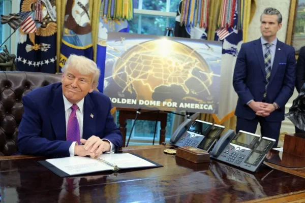 Trump apresenta cartaz com projeto do domo de ouro na Casa Branca - Metrópoles