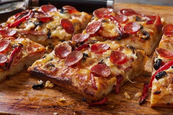 Distraia as crianças em férias com esta pizza de pão de forma facílima
