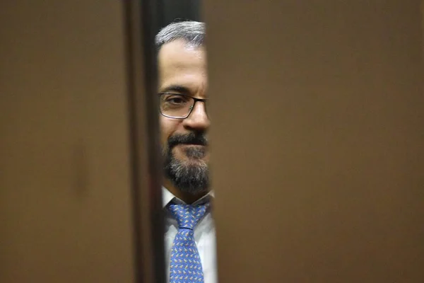 abraham weintraub atras de uma porta