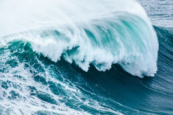 Foto colorida de onda no mar - Metrópoles