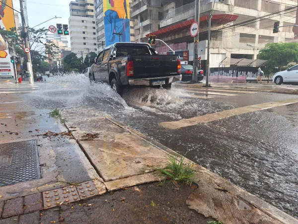 Imagem mostra ponto de alagamento em área urbana - Metrópoles