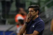 Abel Ferreira comandando o Palmeiras contra o Sporting Cristal