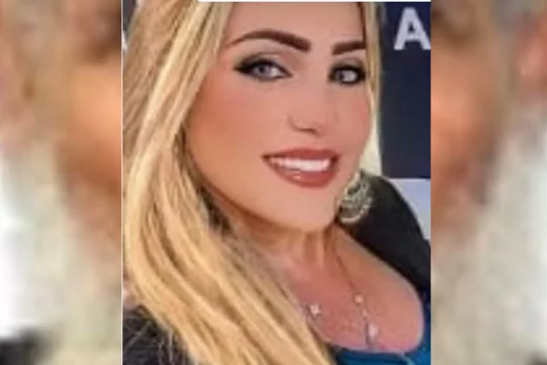 Loira tingida e maquiada sorri para câmera - Metrópoles