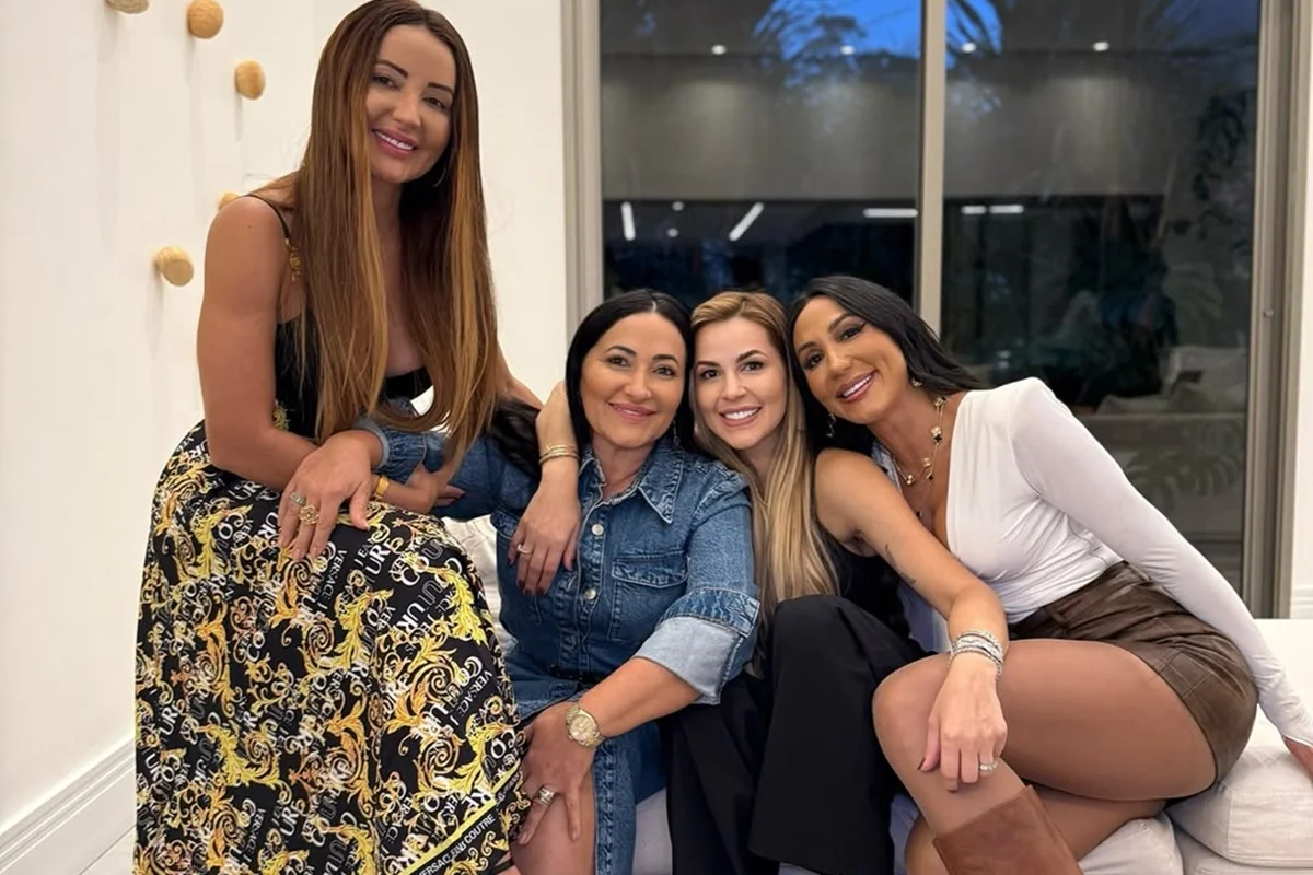 Deolane Bezerra, a mãe e as irmãs posam juntas e sorridentes Deolane Bezerra, a mãe e as irmãs posam juntas e sorridentes