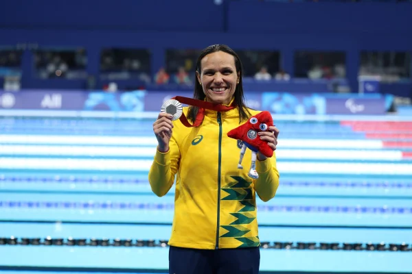 Paralimpíadas: Carol Santiago amplia recorde e chega à décima medalha