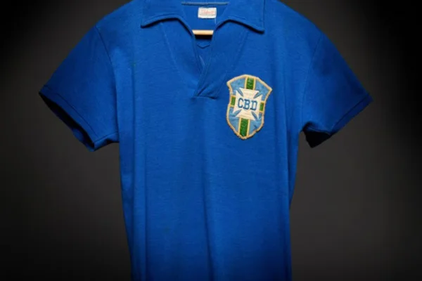Copa: camisa de Pelé usada em 1958 é vendida por R$ 25 milhões