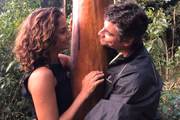 Camila Pitanga e Patrick Pessoa posam com olhar apaixonado