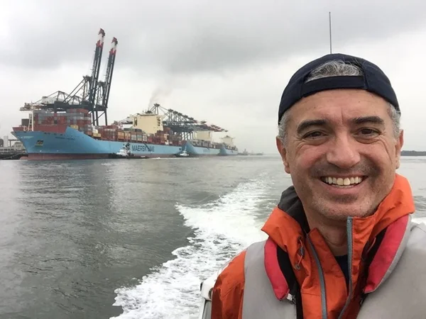 Lembra do Martuscelli? Professor deixa matemática para manobrar navios