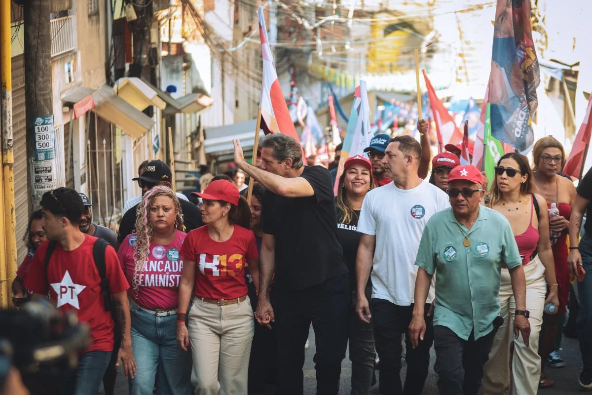 Haddad em caminhada na comunidade de Heliópolis, em São Paulo Haddad em caminhada na comunidade de Heliópolis, em São Paulo