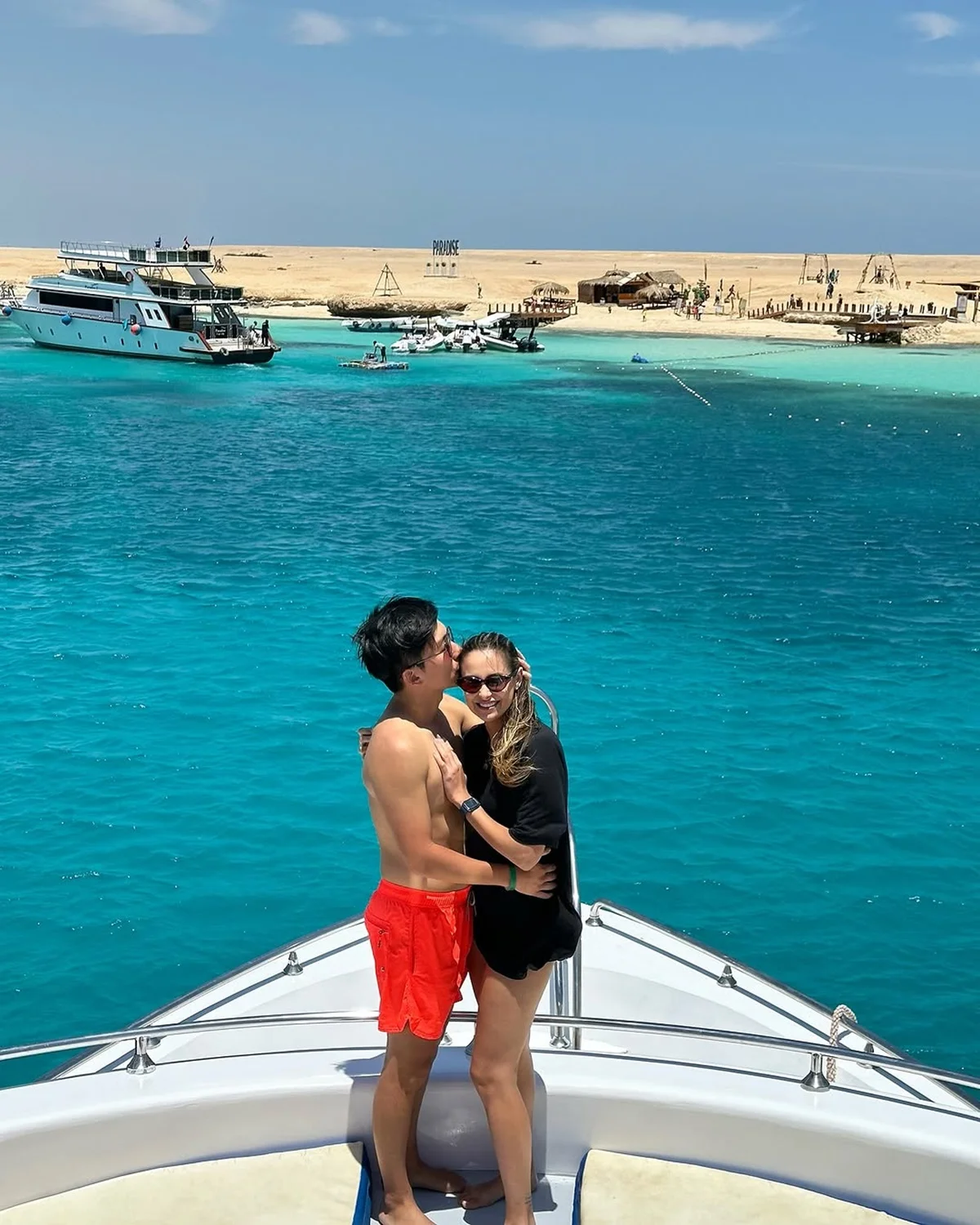Pyong Lee e a namorada, Natália Nasser posam juntos em passeio de barco Pyong Lee e a namorada, Natália Nasser posam juntos em passeio de barco