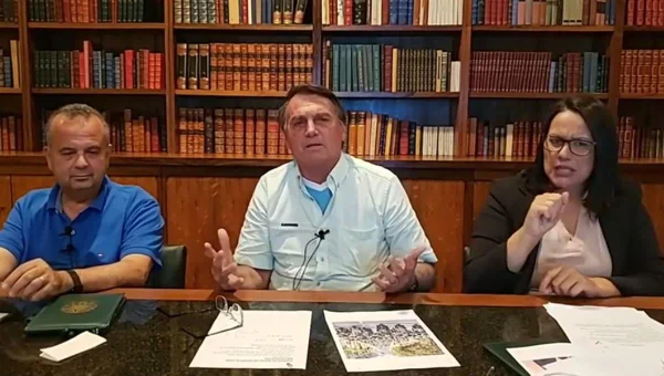 Bolsonaro faz resumo de live nas redes: “Jegues, jumentos e leitões”