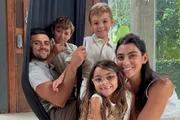 Felipe Simas, a esposa Mariana Uhlmann e os três filhos Felipe Simas, a esposa Mariana Uhlmann e os três filhos