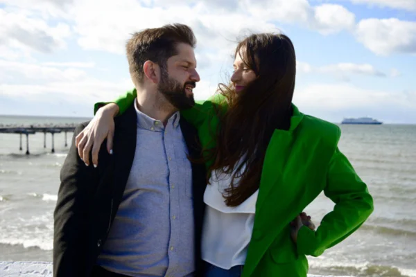 Irina Karamanos e Gabriel Boric