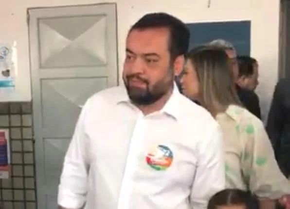 Cláudio Castro é recebido em sua zona eleitoral com gritos de “bandido”; vídeo