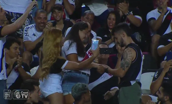 Casal protagoniza pedido de casamento em jogo do Vasco - Metrópoles