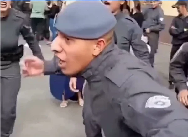 Policiais cantam música comemorando massacre do Carandiru