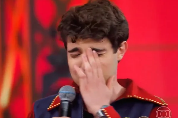 Print de um vídeo em que João Augusto Liberato, filho de Gugu Liberato, fala sobre o pai - Metrópoles