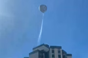 Balão contava com 18 metros de altura, além de bandeira de 25 metros