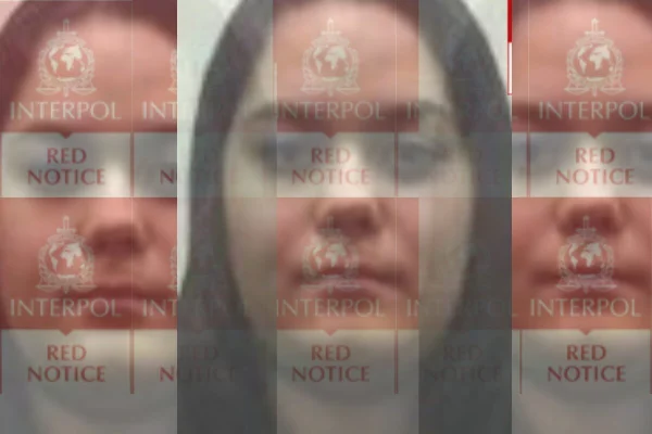 Arte gráfica com vários símbolos da interpol, sobre os quais está escrito wanted by argentina, sobre a qual há rosto de mulher branca, com cabelos longos cobrindo as orelhas - Metrópoles