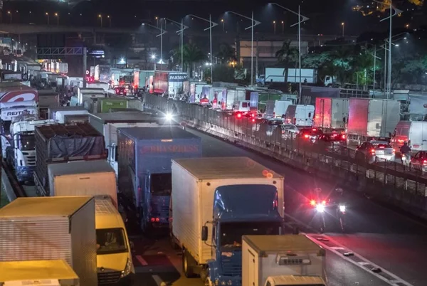 Caminhoneiros fecham acordo com governo e suspendem greve por 15 dias
