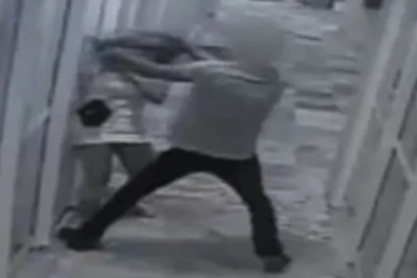 Vídeo: PM agride companheira após ser chamado de palhaço