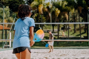 A prática do beach tennis é indicada para todas as idades